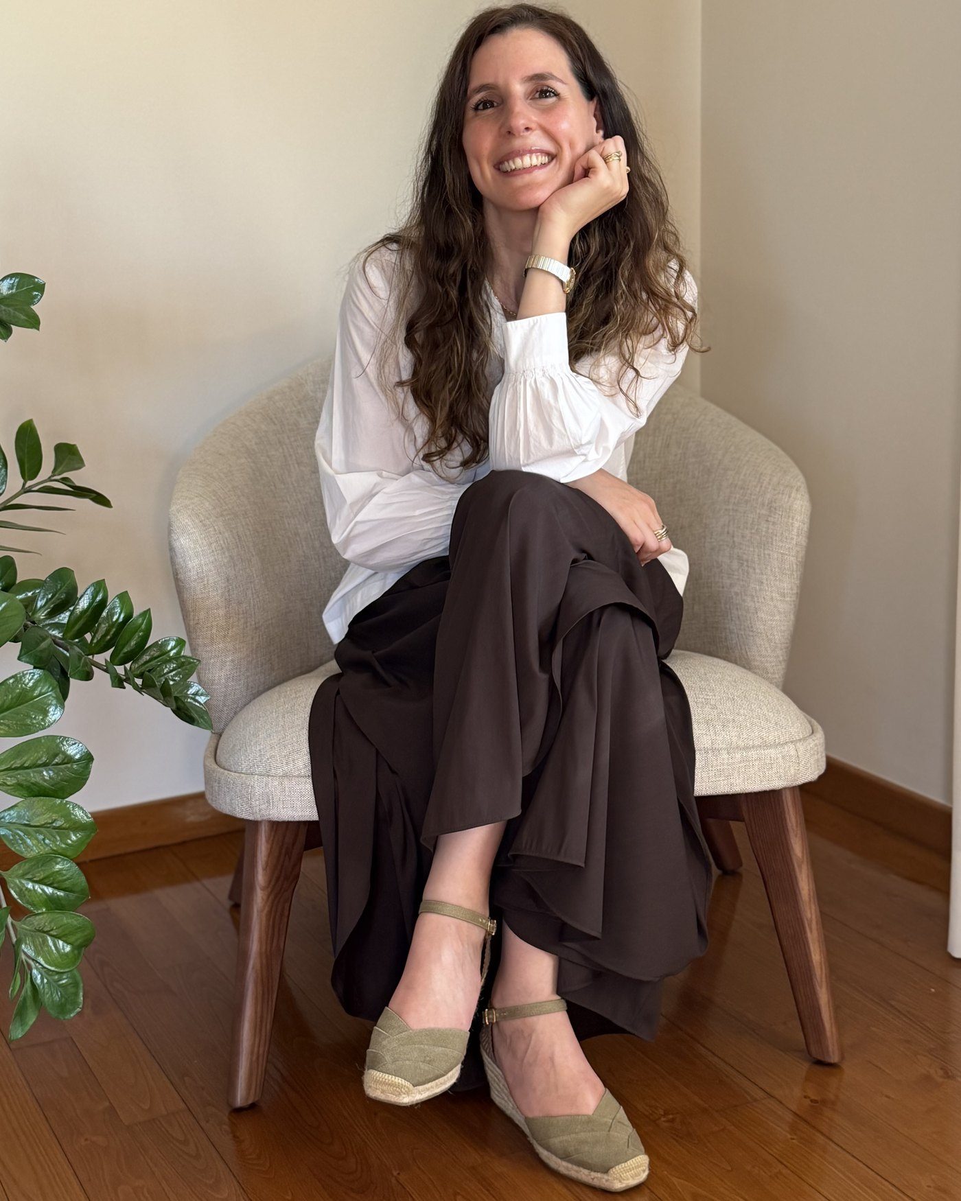 Dra. Catarina Chaves sentada numa poltrona do consultório