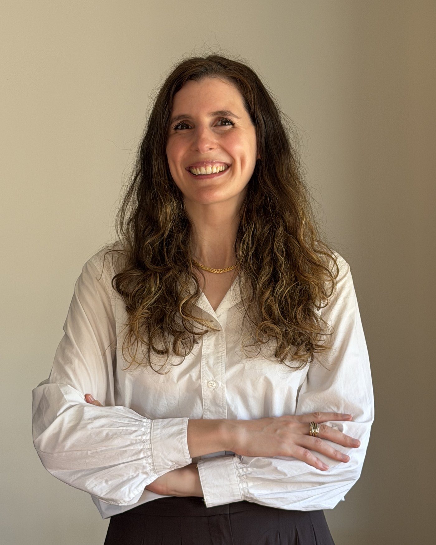 Dra. Catarina Chaves, médica endocrinologista, de pé e com os braços cruzados